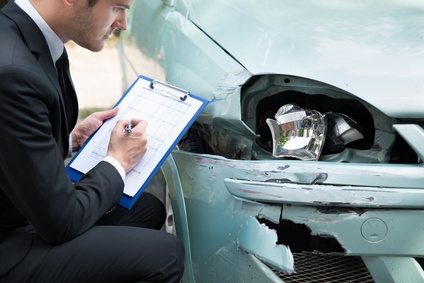 KFZ Gutachter bei der Arbeit - Bild © apops - Fotolia.com KFZ Gutachter bei der Arbeit - Bild © apops - Fotolia.com
