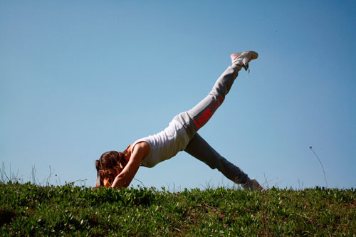 Frau bei Yoga im Freien