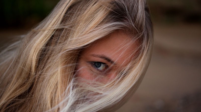 Frau mit wehendem Haar