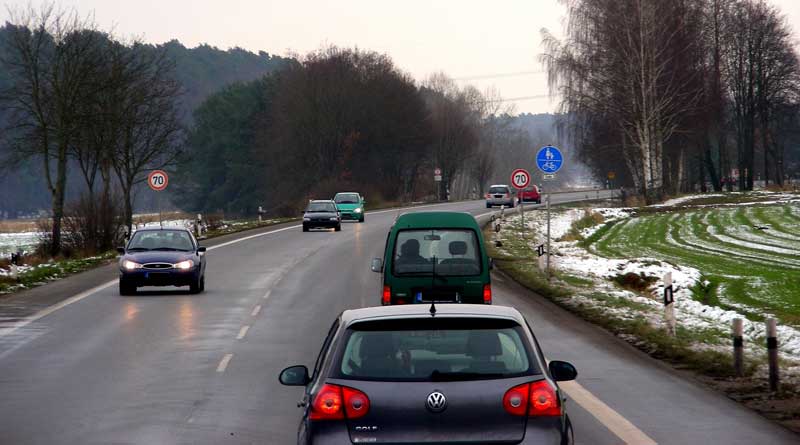 Autos auf winterlicher Straße