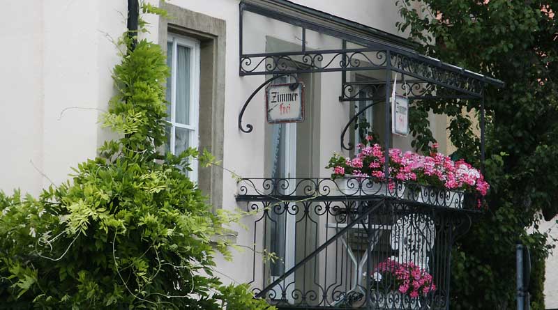 Balkon mit Schild "Zimmer frei"