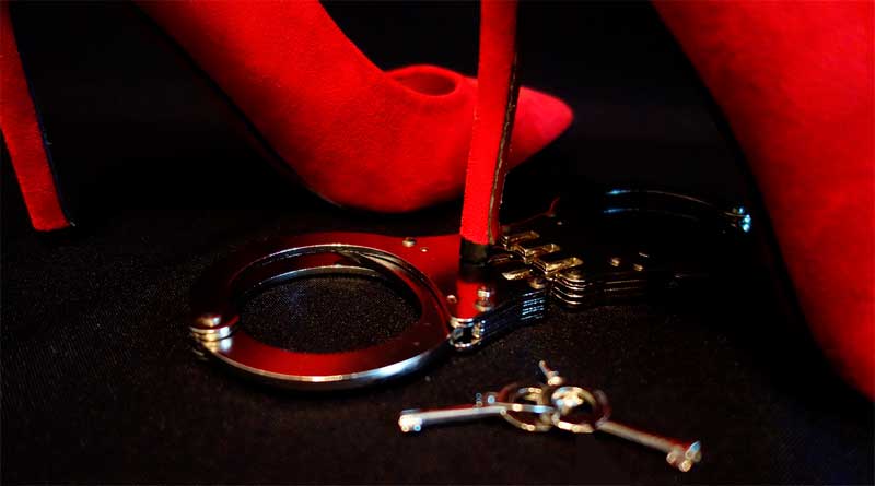 Highheels und Handschellen
