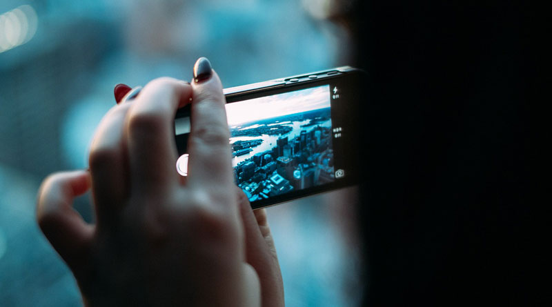 Frau hält Smartphone