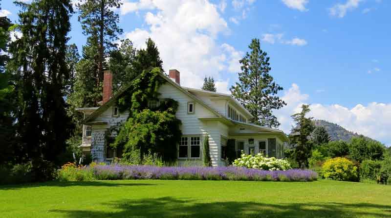 Haus in Gartenlandschaft