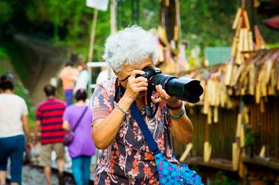 Alte Frau fotografiertauf einem Markt