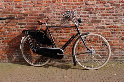 Fahrrad lehnt an Wand