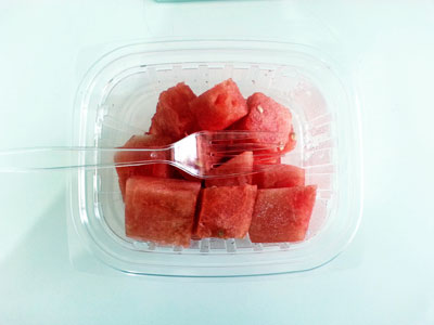 Melonenstücke in Plastikschale