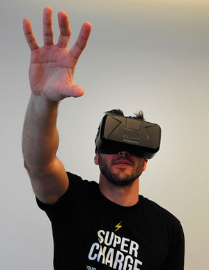 Mann mit Virtual Reality Brille