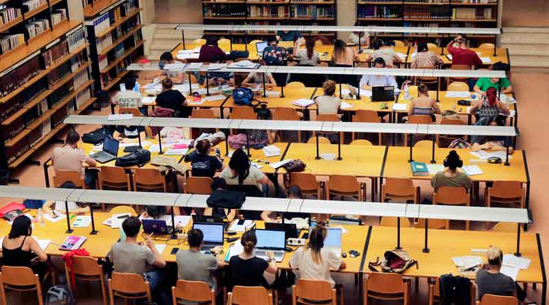 Studenten in der Unibibliothek