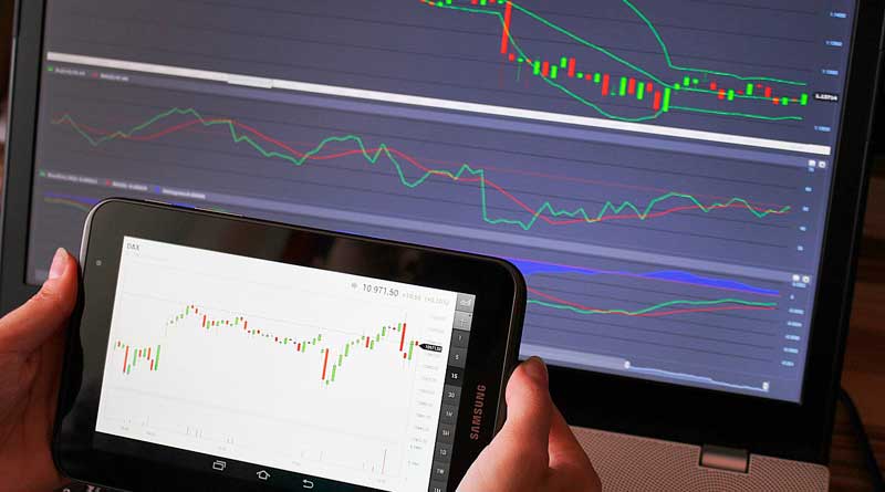 PC und Smartphone mit Trading Charts