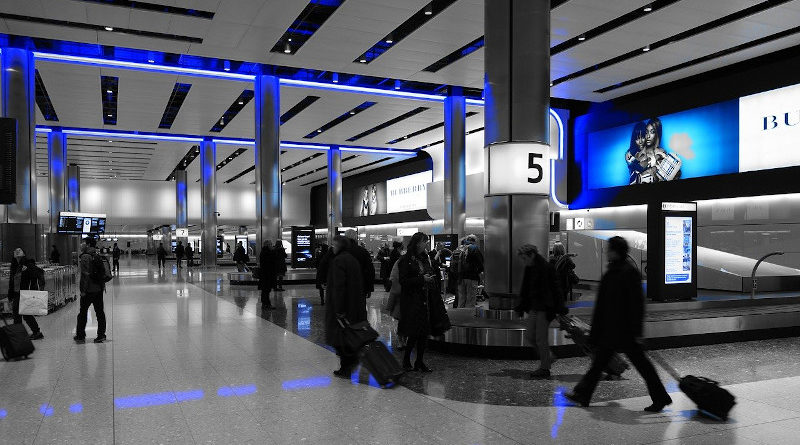 Auswanderer am Flughafen-Gepäckband