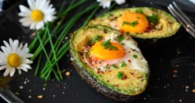 Fehler bei der Ernährung effektiv vermeiden Avokado mit Ei