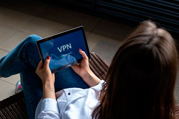 Frau surft mit VPN-Browser