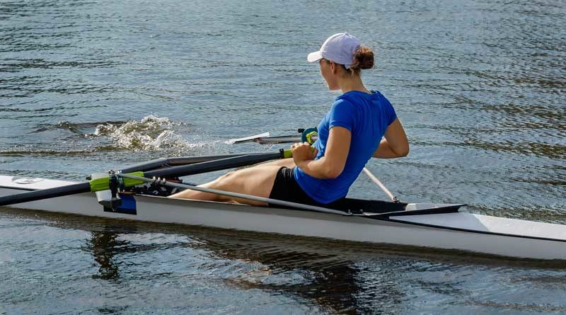 Frau im Ruderboot