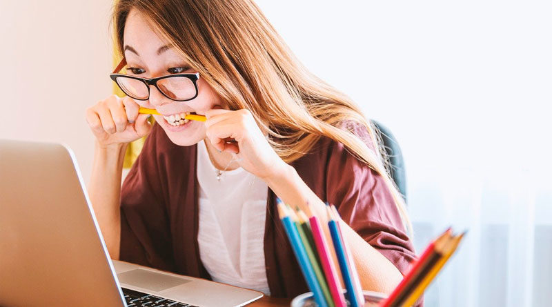 Frau vor Laptop