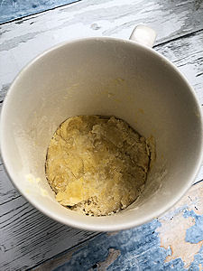 Tasse mit Pizzateig - Schritt 2