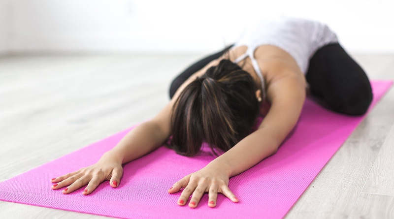 Frau Asana auf Yogamatte