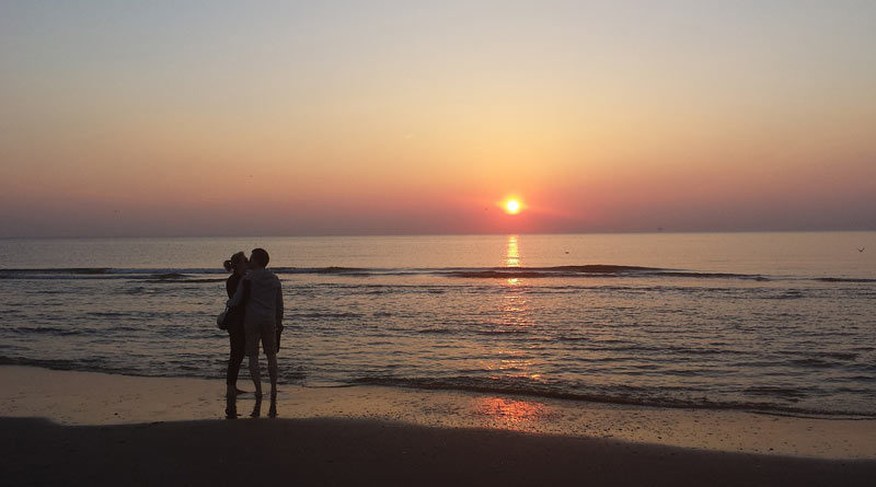 Paar bei Sonnenuntergang am Strand