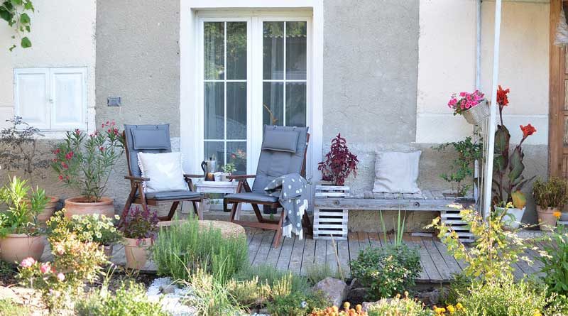 Terrasse mit Sitzgruppe und Pflanzen