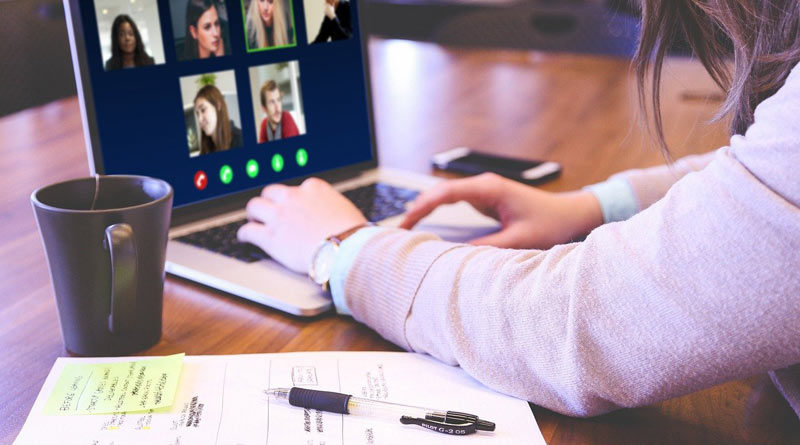 Frau im Homeoffice bei einer Videokonferenz