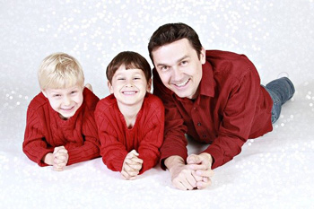 Weihnachtskarte mit Bild von einem Vater und seinen 2 Söhnen.