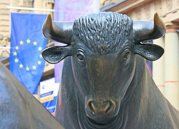 Eiserne Bullenfigur vor Europa-Flagge
