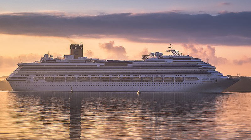 Kreuzfahrtschiff in der Abendsonne