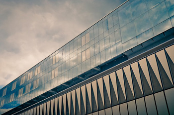 Gebäude mit Fassade aus Alu und Glas