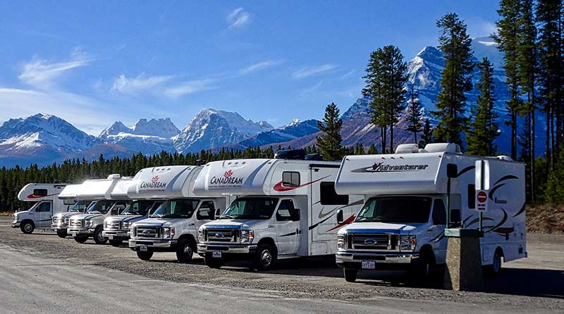 Amerikanische Wohnmobile vor einem US-Nationalpark.