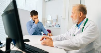 Arzt überbringt einem Patienten schlechte Nachrichten