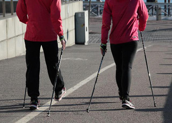 2 Personen beim Nordic Walking