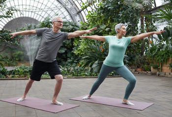 Älteres Paar beim Yoga