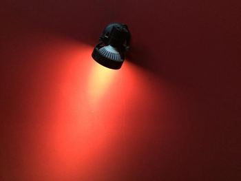 LED Wandleuchte an einer roten Wand
