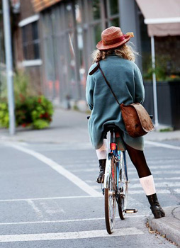 Junge Radfahrerin wartet an einer Straßenkreuzung