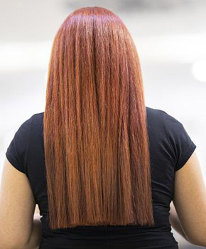 Frau mit kupfer-farbenem langem Haar
