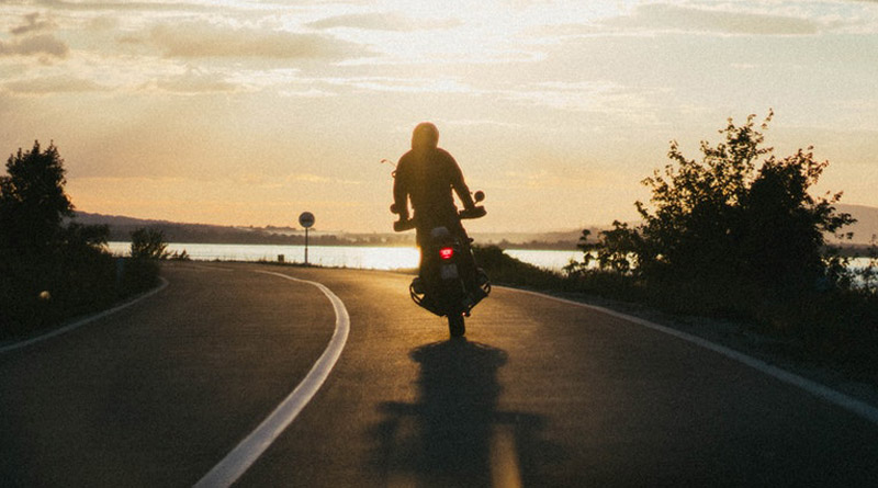 Motorradfahrer im Sonnenuntergang