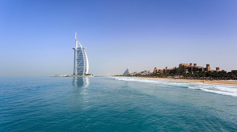 Ansicht Strand mit Burj Khalifa in Dubai