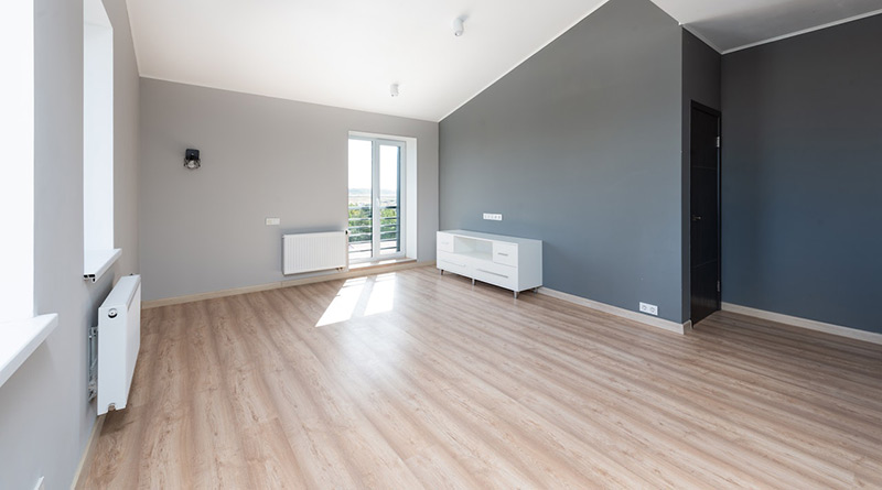 Neue leere Wohnung mit Laminatboden