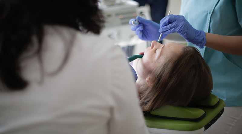 Frau während einer Wurzelbehandlung beim Zahnarrzt