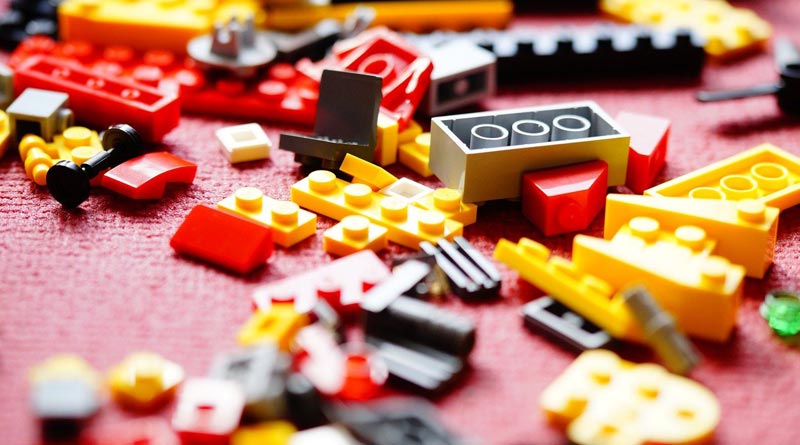 Legosteine auf einem Boden
