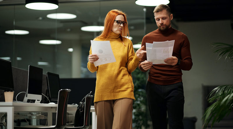 Ein Mann und eine Frau diskutieren im Büro