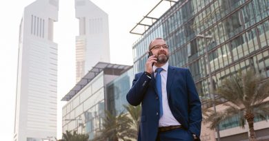 Businessman telefoniert vor dem Hintergrund der Skyline von Dubai