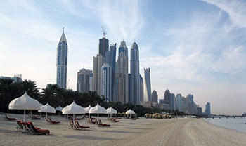Strand von Dubai mit Skyline im HIntergrund