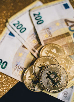 Euroscheine und Bitcoin-Münzen