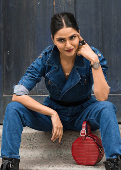 Junge Frau in legerem Jeans-Outfit mit roter Handtasche