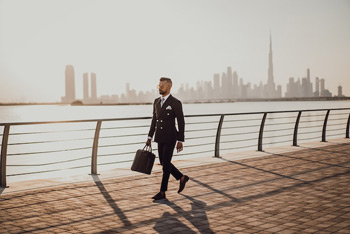 Businessman vor dem Panorama von Dubai
