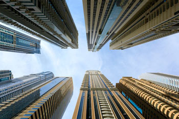 Blick von unten auf die Türme von Wolkenkratzern in Dubai