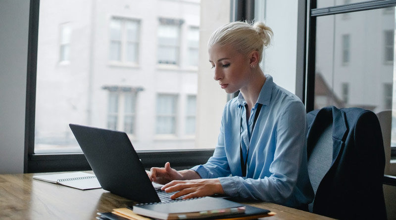Businessfrau sitzt vor ihrem Laptop