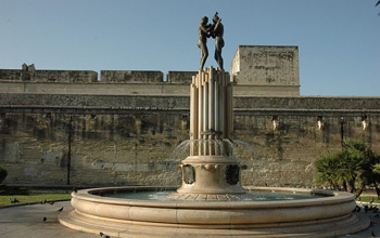 Brunnen vor dem Castello di Lecce