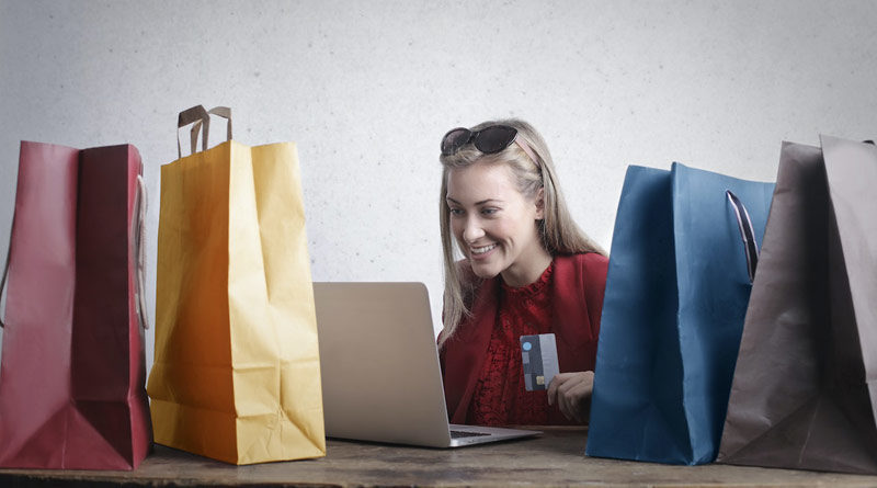Frau beim Online-Shopping